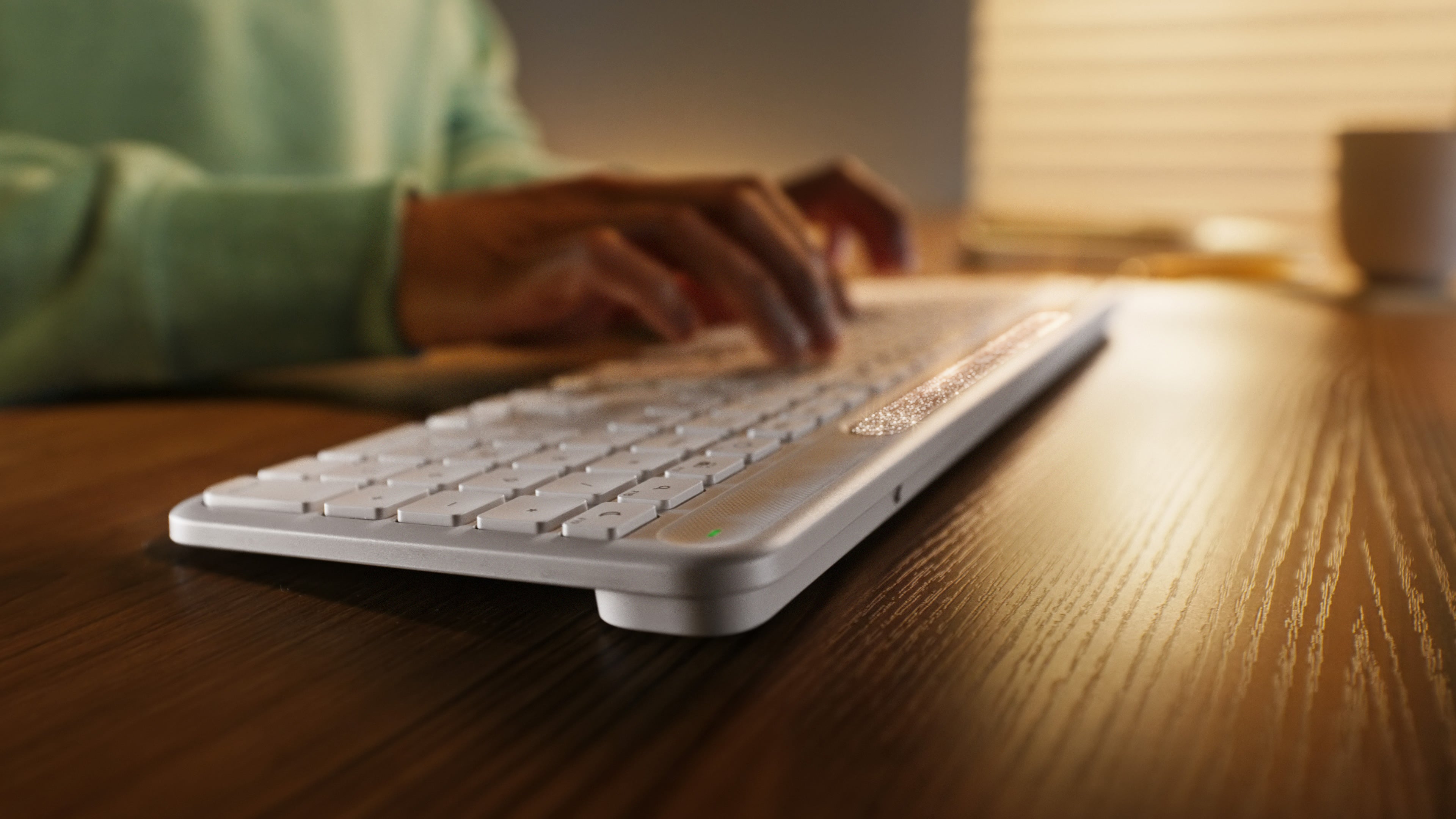 Signature Slim Solar+ for Mac wireless keyboard K980 - Off-white - English US - View 6